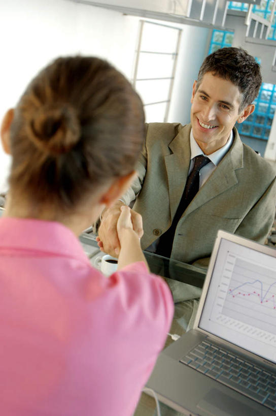 西方人,背部,两个人,同事,商务人士,商务男性,商务女性,坐,握手,笑,微笑,露齿笑,竖图,室内,白天,正面,衬衫,成功,合作,团队,集体,信心,电脑,笔记本电脑,餐桌,桌子,欧洲,欧洲人,套装,朦胧,模糊,网络,墙,注视,通讯设备,队伍,墙壁,墙面,白色,观察,看,餐台,观看,察看,无线,领导,成就,关注,通信设备,商务装,无线网络,合伙,领袖,无线上网,便携式电脑,工薪阶层,手提电脑,男人,男性,年轻女性,女人,女性,中年男性,白种人,白领,上班族,搀手,拉手,手拉手,手握手,坐着,半身,彩图,衬衣