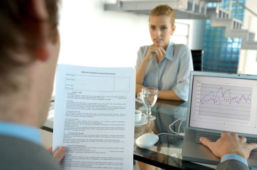 西方人,背部,两个人,同事,商务人士,商务男性,商务女性,栏杆,坐,笑,微笑,横图,室内,白天,正面,衬衫,成功,合作,团队,集体,信心,电脑,笔记本电脑,水,楼梯,桌子,杯子,欧洲,欧洲人,撑,敲打,套装,朦胧,模糊,网络,材料,档案,扶手,高脚杯,文件,液体,纸,办公桌,阶梯,墙,红酒杯,托腮,注视,输入,通讯设备,饮用水,队伍,护栏,墙壁,墙面,台阶,玻璃制品,白色,酒杯,手稿,资料,矿泉水,打字,观察,看,托,观看,点击,敲击,证明,察看,无线,领导,葡萄酒杯,成就,关注,托下巴,文档,通信设备,商务装,无线网络,合伙,领袖,无线上网,便携式电脑,工薪阶层,蒸馏水,按键,手提电脑,男人,男性,年轻男性,年轻女性,女人,女性,白种人,白领,上班族,玻璃杯,坐着,半身,彩图,衬衣