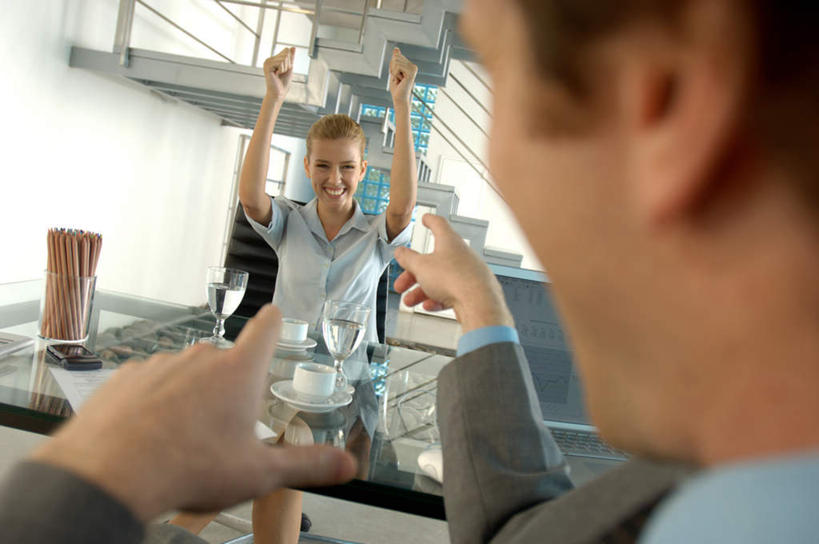 西方人,背部,两个人,同事,商务人士,商务男性,商务女性,栏杆,坐,举,笑,微笑,露齿笑,横图,室内,白天,正面,衬衫,成功,合作,团队,集体,信心,电脑,笔记本电脑,餐桌,楼梯,桌子,杯子,欧洲,欧洲人,指,套装,朦胧,模糊,网络,材料,瓷器,档案,扶手,高脚杯,文件,纸,阶梯,墙,咖啡杯,陶瓷制品,红酒杯,注视,方向,通讯设备,队伍,护栏,墙壁,墙面,台阶,玻璃制品,白色,酒杯,手稿,资料,观察,看,手势,托,餐台,观看,证明,察看,无线,领导,指向,食指,葡萄酒杯,成就,关注,文档,瓷杯,通信设备,商务装,无线网络,合伙,领袖,无线上网,便携式电脑,工薪阶层,手提电脑,男人,男性,年轻男性,年轻女性,女人,女性,白种人,白领,上班族,玻璃杯,举起,举手,举着,向上举,向上伸,向上托,坐着,半身,彩图,衬衣