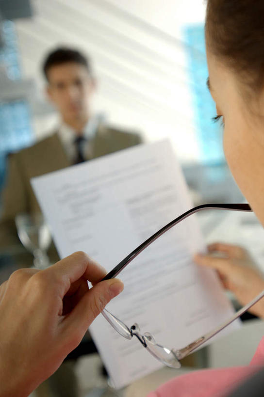 西方人,背部,两个人,同事,商务人士,商务男性,商务女性,栏杆,坐,竖图,室内,白天,正面,衬衫,成功,合作,团队,集体,信心,楼梯,欧洲,欧洲人,握,套装,朦胧,模糊,材料,档案,扶手,文件,眼镜,纸,阶梯,墙,拿,拿着,注视,队伍,护栏,墙壁,墙面,台阶,白色,手稿,资料,观察,看,握着,观看,证明,察看,领导,成就,关注,文档,商务装,合伙,领袖,近视眼镜,工薪阶层,男人,男性,年轻男性,年轻女性,女人,女性,白种人,白领,上班族,坐着,半身,彩图,衬衣