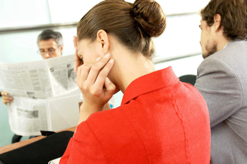 西方人,背部,三个人,同事,商务人士,商务男性,商务女性,坐,横图,室内,白天,正面,衬衫,阅读,成功,合作,团队,集体,信心,桌子,报纸,欧洲,欧洲人,撑,握,学习,套装,朦胧,模糊,办公桌,墙,拿,拿着,托腮,注视,队伍,墙壁,墙面,白色,观察,看,托,浏览,握着,观看,察看,领导,成就,关注,托下巴,商务装,合伙,领袖,工薪阶层,男人,男性,年轻男性,年轻女性,女人,女性,中年男性,白种人,白领,上班族,坐着,半身,彩图,衬衣