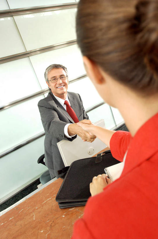 西方人,背部,两个人,同事,商务人士,商务男性,商务女性,办公室,坐,握手,说,竖图,室内,白天,正面,衬衫,讨论,成功,合作,团队,集体,信心,家具,桌子,欧洲,欧洲人,握,套装,材料,档案,文件,纸,办公桌,领带,拿,拿着,注视,队伍,手稿,资料,观察,看,握着,观看,证明,察看,领导,象征,庄重,成就,关注,文档,商务装,身份,合伙,领袖,工薪阶层,办公家具,正式,地位,交流,男人,男性,年轻女性,女人,女性,中年男性,白种人,白领,上班族,搀手,沟通,讲话,交谈,拉手,商讨,手搀手,手拉手,手牵手,手握手,说话,谈话,坐着,半身,彩图,衬衣