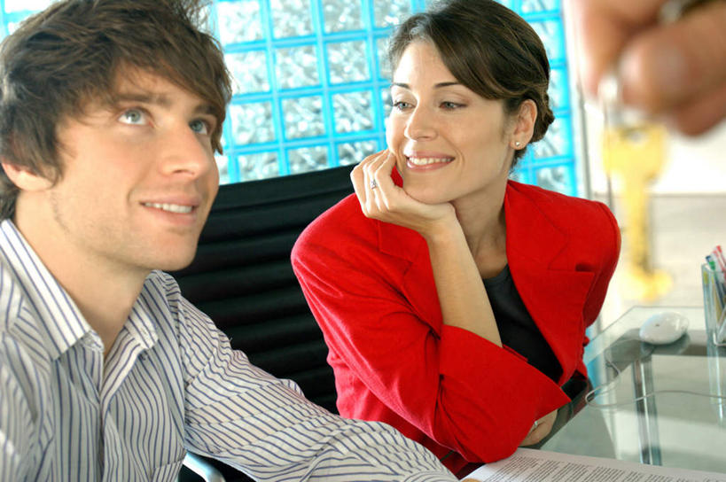 西方人,三个人,同事,商务人士,商务男性,商务女性,坐,笑,微笑,露齿笑,横图,室内,白天,正面,衬衫,安全,成功,合作,团队,集体,信心,桌面,桌子,椅子,欧洲,欧洲人,撑,握,套装,朦胧,模糊,木制,防护,钥匙,拿,拿着,托腮,注视,队伍,会议椅,木制品,观察,看,托,握着,观看,保护,办公椅,察看,领导,开启,成就,封闭,关注,托下巴,保险,商务装,私密,合伙,领袖,工薪阶层,保全,周全,安稳,安定,防盗,商务椅,培训椅,平安,男人,男性,年轻男性,年轻女性,女人,女性,中年男性,白种人,白领,上班族,坐着,半身,彩图,衬衣