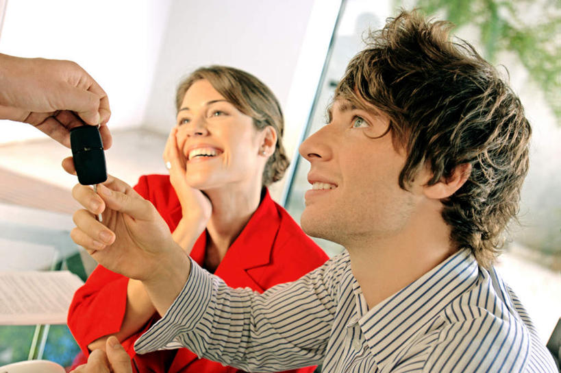 西方人,三个人,同事,商务人士,商务男性,商务女性,坐,笑,微笑,露齿笑,横图,室内,白天,正面,衬衫,安全,成功,合作,团队,集体,信心,桌面,桌子,欧洲,欧洲人,撑,握,套装,朦胧,模糊,木制,防护,钥匙,拿,拿着,托腮,注视,队伍,木制品,观察,看,托,握着,观看,保护,察看,领导,开启,成就,封闭,关注,托下巴,保险,商务装,私密,合伙,领袖,工薪阶层,保全,周全,安稳,安定,防盗,平安,男人,男性,年轻男性,年轻女性,女人,女性,中年男性,白种人,白领,上班族,坐着,半身,彩图,衬衣