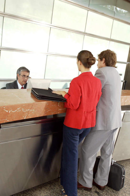 西方人,背部,三个人,同事,商务人士,商务男性,商务女性,站,坐,说,竖图,室内,白天,正面,衬衫,讨论,成功,合作,团队,集体,信心,电脑,显示器,鼠标,键盘,桌面,桌子,欧洲,欧洲人,套装,网络,木制,包,眼镜,旅行包,注视,输入设备,通讯设备,队伍,木制品,观察,看,站着,台式电脑,观看,察看,领导,成就,关注,通信设备,商务装,合伙,领袖,近视眼镜,工薪阶层,输出设备,旅游包,提包,交流,男人,男性,年轻男性,年轻女性,女人,女性,中年男性,白种人,白领,上班族,沟通,讲话,交谈,商讨,说话,谈话,站立,坐着,半身,彩图,衬衣