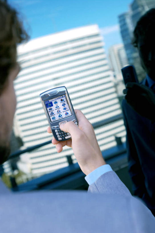 西方人,一个人,商务人士,商务男性,高楼大厦,栏杆,站,打电话,竖图,室外,白天,衬衫,办公楼,大厦,建筑,摩天大楼,写字楼,电话,手机,欧洲,欧洲人,仅一个男性,仅一个人,敲打,握,阴影,套装,朦胧,模糊,光线,影子,围栏,拿,拿着,注视,输入,通讯设备,护栏,仅一个年轻男性,背面,蓝色,蓝天,天空,阳光,楼宇,天,打字,观察,看,站着,商务楼,握着,晴朗,观看,点击,敲击,察看,关注,商务装,工薪阶层,万里无云,交流,按键,男人,男性,年轻男性,白种人,白领,上班族,晴空,晴空万里,沟通,通话,站立,半身,彩图,衬衣,大楼,高层建筑,高楼,摩天楼