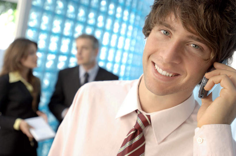 西方人,三个人,同事,商务人士,商务男性,商务女性,站,笑,说,打电话,微笑,露齿笑,横图,室内,白天,正面,衬衫,讨论,成功,合作,团队,集体,信心,电话,手机,欧洲,欧洲人,握,套装,朦胧,模糊,材料,档案,文件,纸,领带,拿,拿着,注视,通讯设备,队伍,手稿,资料,观察,看,站着,握着,观看,证明,察看,领导,象征,庄重,成就,关注,文档,商务装,身份,合伙,领袖,工薪阶层,正式,地位,交流,男人,男性,年轻男性,年轻女性,女人,女性,中年男性,白种人,白领,上班族,沟通,讲话,交谈,商讨,说话,谈话,通话,站立,半身,彩图,衬衣