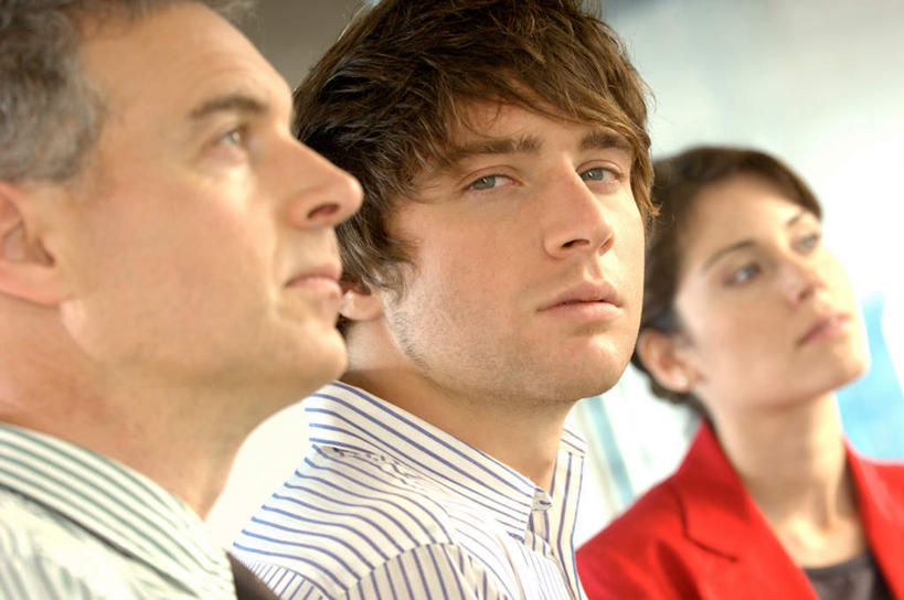 西方人,脸,头,脸颊,三个人,同事,商务人士,商务男性,商务女性,坐,横图,室内,特写,白天,侧面,衬衫,成功,合作,团队,集体,信心,欧洲,欧洲人,一排,套装,朦胧,模糊,整齐,注视,队伍,排列,观察,看,观看,察看,领导,成就,队列,关注,商务装,合伙,领袖,工薪阶层,男人,男性,年轻男性,年轻女性,女人,女性,中年男性,白种人,头部,脸部,脸蛋,面部,白领,上班族,坐着,半身,彩图,衬衣