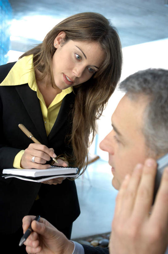 西方人,两个人,同事,商务人士,商务男性,商务女性,站,坐,打电话,竖图,室内,白天,侧面,衬衫,成功,合作,团队,集体,信心,电话,手机,欧洲,欧洲人,握,套装,笔,办公用品,记事本,拿,拿着,注视,通讯设备,队伍,水笔,相视,文具,本子,笔记本,学习用品,观察,看,站着,面对面,握着,观看,对视,文具用品,察看,领导,互视,成就,关注,相对,商务装,合伙,领袖,工薪阶层,相看,交流,男人,男性,年轻女性,女人,女性,中年男性,白种人,白领,上班族,沟通,通话,站立,坐着,半身,彩图,衬衣