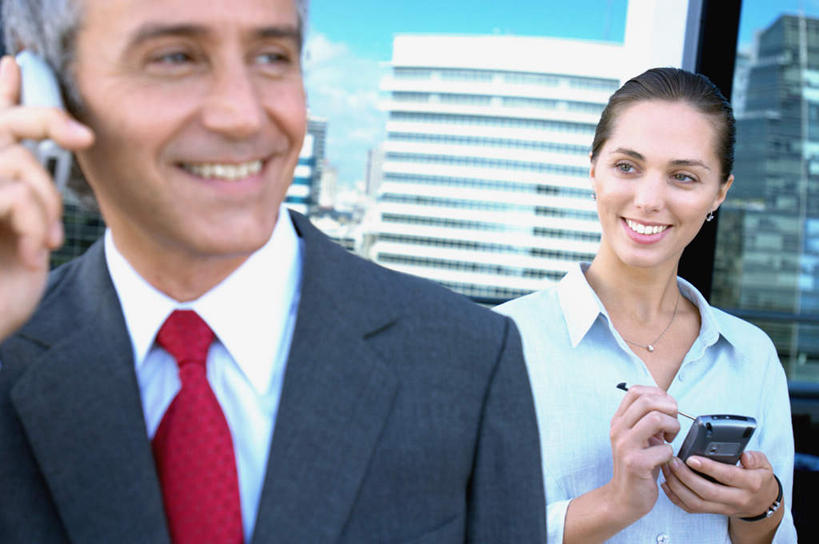 西方人,两个人,同事,商务人士,商务男性,商务女性,高楼大厦,站,笑,打电话,微笑,露齿笑,横图,室内,白天,正面,衬衫,成功,办公楼,合作,团队,集体,信心,大厦,建筑,摩天大楼,写字楼,电话,手机,欧洲,欧洲人,握,阴影,套装,光线,笔,影子,云,云朵,办公用品,领带,拿,云彩,拿着,注视,通讯设备,队伍,水笔,文具,蓝色,白云,蓝天,天空,阳光,学习用品,楼宇,天,观察,看,站着,商务楼,握着,晴朗,观看,文具用品,察看,领导,象征,庄重,成就,关注,商务装,身份,合伙,领袖,工薪阶层,正式,地位,交流,男人,男性,年轻女性,女人,女性,中年男性,白种人,白领,上班族,晴空,沟通,通话,站立,半身,彩图,衬衣,大楼,高层建筑,高楼,摩天楼