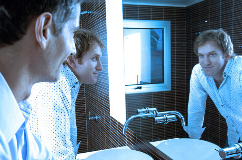 西方人,两个人,同事,商务人士,商务男性,站,笑,微笑,露齿笑,横图,室内,白天,侧面,衬衫,成功,合作,团队,集体,信心,镜子,卫生间,洗手间,欧洲,欧洲人,撑,套装,水槽,水龙头,注视,水斗,队伍,开关,打开,观察,看,站着,观看,阀门,镜像,察看,领导,撑着,开启,镜面,成就,关注,商务装,合伙,领袖,工薪阶层,水咀,男人,男性,中年男性,白种人,白领,上班族,厕所,站立,半身,彩图,衬衣