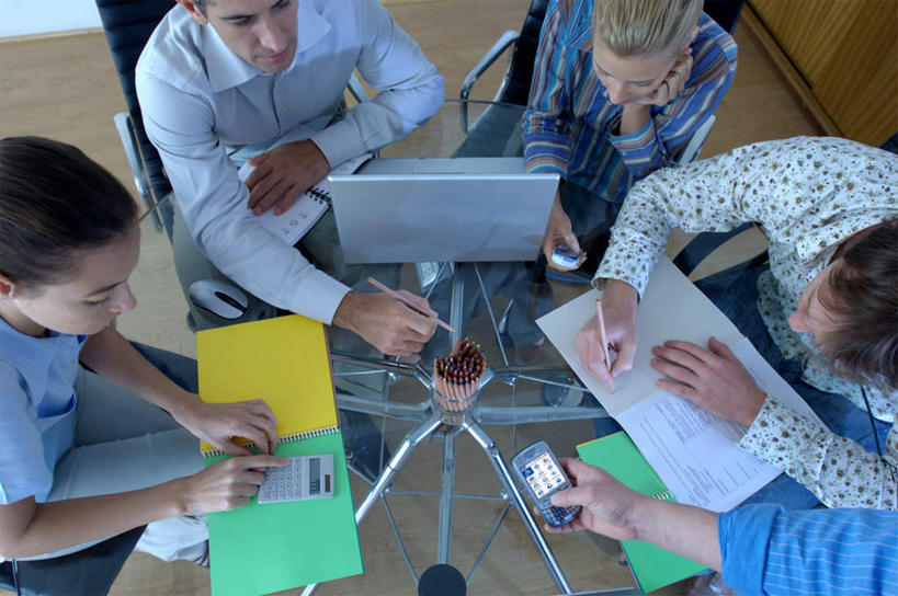 西方人,四个人,同事,商务人士,商务男性,商务女性,办公室,坐,打电话,横图,俯视,室内,白天,衬衫,成功,合作,团队,集体,信心,电脑,笔记本电脑,家具,桌子,电话,手机,椅子,欧洲,欧洲人,撑,握,套装,网络,笔,材料,档案,文件,纸,办公桌,办公用品,拿,拿着,托腮,注视,通讯设备,队伍,水笔,文具,会议椅,手稿,学习用品,资料,观察,看,托,握着,观看,办公椅,文具用品,证明,察看,无线,领导,书写,成就,关注,托下巴,文档,通信设备,商务装,无线网络,合伙,领袖,无线上网,便携式电脑,工薪阶层,办公家具,商务椅,培训椅,交流,手提电脑,男人,男性,年轻男性,年轻女性,女人,女性,中年男性,中年女性,白种人,白领,上班族,沟通,通话,坐着,半身,彩图,高角度拍摄,衬衣