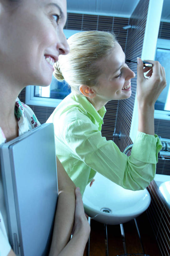 西方人,两个人,同事,商务人士,商务女性,站,笑,微笑,露齿笑,竖图,室内,白天,侧面,化妆,美容,成功,合作,团队,集体,信心,镜子,卫生间,洗手间,欧洲,欧洲人,护肤,握,套装,反射,材料,档案,水槽,水龙头,文件,纸,拿,拿着,注视,水斗,队伍,开关,化妆镜,化妆品,手稿,资料,打开,观察,看,站着,保养,享受,休闲,睫毛膏,放松,握着,保健,观看,证明,阀门,镜像,察看,领导,开启,化妆用品,镜面,成就,关注,眼妆,文档,商务装,合伙,领袖,工薪阶层,养颜,光学,睫毛液,水咀,年轻女性,女人,女性,白种人,白领,上班族,厕所,站立,半身,彩图