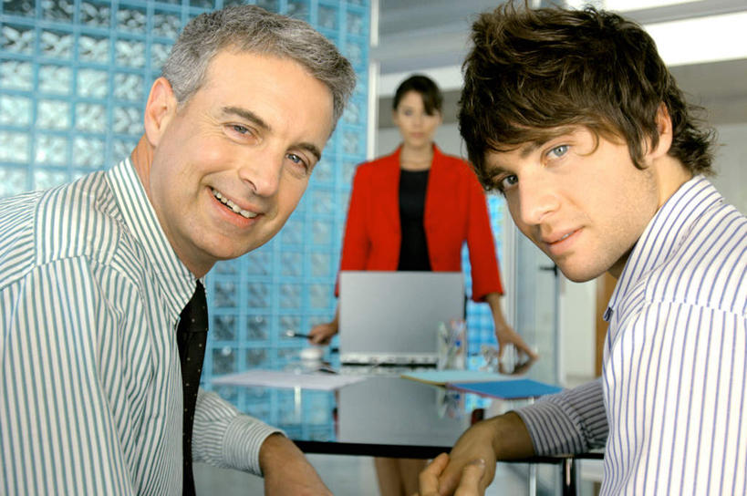 西方人,三个人,同事,商务人士,商务男性,商务女性,办公室,站,坐,笑,微笑,露齿笑,横图,室内,白天,正面,衬衫,成功,合作,团队,集体,信心,电脑,笔记本电脑,家具,桌子,欧洲,欧洲人,套装,网络,材料,档案,文件,纸,办公桌,领带,扭头,注视,通讯设备,队伍,手稿,资料,观察,看,站着,转头,观看,证明,察看,无线,领导,象征,庄重,成就,关注,文档,通信设备,商务装,身份,无线网络,合伙,领袖,无线上网,便携式电脑,工薪阶层,办公家具,正式,地位,手提电脑,男人,男性,年轻男性,年轻女性,女人,女性,中年男性,白种人,白领,上班族,站立,坐着,半身,彩图,衬衣