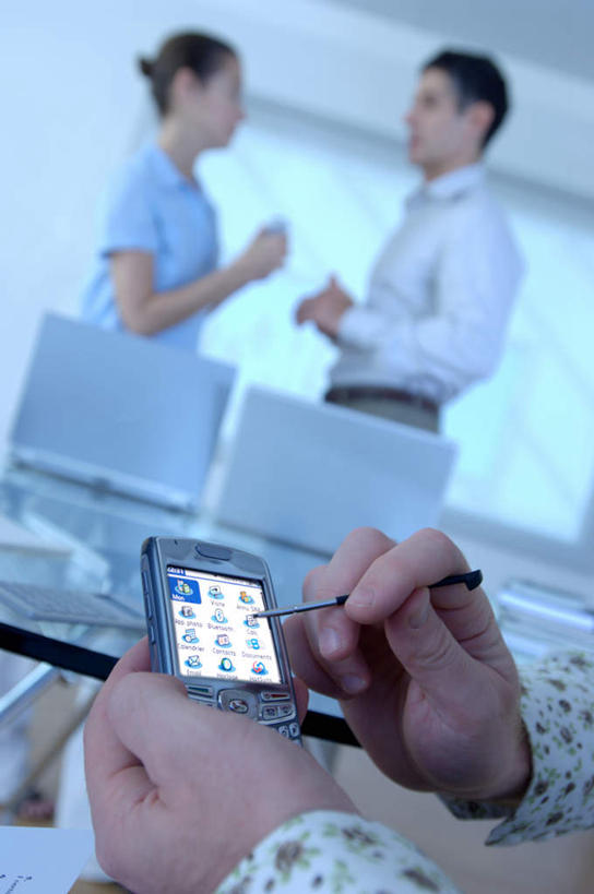 西方人,三个人,同事,商务人士,商务男性,商务女性,办公室,站,坐,说,打电话,竖图,室内,白天,正面,衬衫,讨论,成功,合作,团队,集体,信心,电脑,笔记本电脑,家具,桌子,电话,手机,欧洲,欧洲人,握,套装,朦胧,模糊,网络,办公桌,拿,拿着,注视,通讯设备,队伍,相视,观察,看,站着,面对面,握着,观看,对视,察看,无线,领导,互视,成就,关注,通信设备,相对,商务装,无线网络,合伙,领袖,无线上网,便携式电脑,工薪阶层,相看,办公家具,交流,手提电脑,男人,男性,年轻男性,年轻女性,女人,女性,中年男性,白种人,白领,上班族,沟通,讲话,交谈,商讨,说话,谈话,通话,站立,坐着,半身,彩图,衬衣