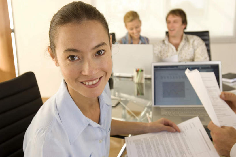 西方人,四个人,同事,商务人士,商务男性,商务女性,办公室,坐,笑,微笑,露齿笑,横图,室内,白天,正面,衬衫,成功,合作,团队,集体,信心,电脑,笔记本电脑,家具,桌子,椅子,欧洲,欧洲人,握,套装,网络,材料,档案,文件,纸,办公桌,拿,拿着,注视,通讯设备,队伍,会议椅,手稿,资料,观察,看,握着,观看,办公椅,证明,察看,无线,领导,成就,关注,文档,通信设备,商务装,无线网络,合伙,领袖,无线上网,便携式电脑,工薪阶层,办公家具,商务椅,培训椅,手提电脑,男人,男性,年轻男性,年轻女性,女人,女性,中年男性,白种人,白领,上班族,坐着,半身,彩图,衬衣