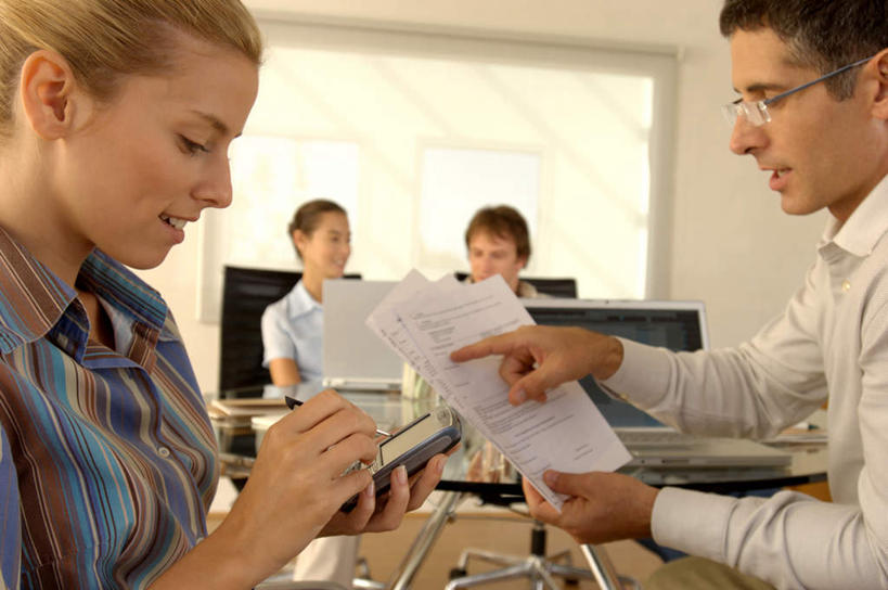 西方人,四个人,同事,商务人士,商务男性,商务女性,办公室,坐,说,打电话,横图,室内,白天,正面,衬衫,讨论,成功,合作,团队,集体,信心,电脑,笔记本电脑,家具,桌子,电话,手机,椅子,欧洲,欧洲人,握,指,套装,网络,材料,档案,文件,眼镜,纸,办公桌,拿,拿着,注视,指点,通讯设备,队伍,会议椅,手稿,资料,观察,看,握着,观看,办公椅,证明,察看,无线,领导,指向,成就,关注,文档,通信设备,商务装,无线网络,合伙,领袖,近视眼镜,无线上网,便携式电脑,工薪阶层,办公家具,商务椅,培训椅,交流,手提电脑,男人,男性,年轻男性,年轻女性,女人,女性,中年男性,白种人,白领,上班族,沟通,讲话,交谈,商讨,说话,谈话,通话,坐着,半身,彩图,衬衣