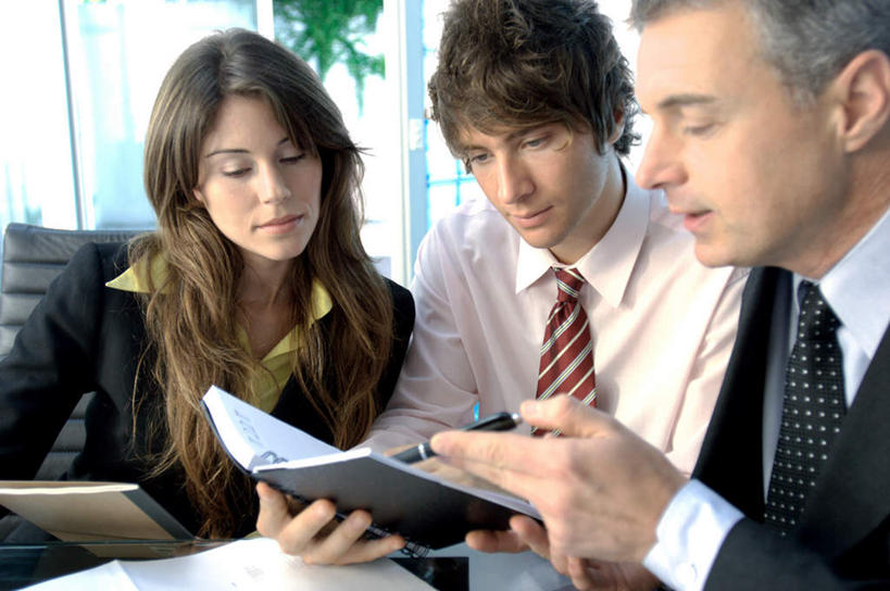 西方人,三个人,同事,商务人士,商务男性,商务女性,坐,说,横图,室内,白天,正面,衬衫,讨论,成功,合作,团队,集体,信心,植物,窗户,叶子,椅子,欧洲,欧洲人,握,指,套装,盆栽,绿叶,记事本,领带,盆景,拿,拿着,注视,指点,队伍,玻璃窗,绿色,自然,本子,笔记本,会议椅,观察,看,嫩叶,握着,生长,成长,观看,办公椅,察看,领导,指向,象征,庄重,成就,关注,商务装,身份,合伙,领袖,工薪阶层,正式,地位,商务椅,培训椅,交流,男人,男性,年轻男性,年轻女性,女人,女性,中年男性,白种人,白领,上班族,叶,叶片,沟通,讲话,交谈,商讨,说话,谈话,坐着,半身,彩图,衬衣