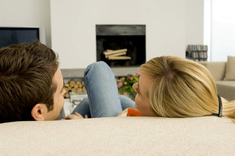 西方人,两个人,客厅,坐,说,横图,室内,白天,爱情,讨论,壁炉,沙发,欧洲,欧洲人,一排,许多,服装,整齐,木材,墙,很多,浪漫,休闲装,墙壁,墙面,木柴,排列,背面,衣服,休闲,温暖,温馨,休闲服,恩爱,恋人,服饰,木料,堆,和睦,起居室,队列,布艺沙发,客堂,交流,男人,男性,年轻男性,年轻女性,女人,女性,白种人,情侣,沟通,讲话,交谈,商讨,说话,谈话,坐着,半身,彩图,伴侣,融洽