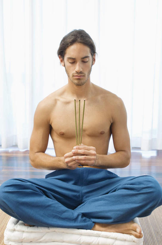 西方人,一个人,坐,闭眼,盘腿,竖图,室内,白天,正面,锻炼,瑜伽,运动,蜡烛,欧洲,欧洲人,仅一个男性,仅一个人,握,节日,毯子,烟雾,燃烧,拿,拿着,文化,佛香,仅一个年轻男性,香火,香烛,瑜伽垫,垫子,祈祷,健康,握着,许愿,养生,宗教,信仰,烧香,纪念,祈求,瑜伽毯,平安,体育,男人,男性,年轻男性,白种人,闭眼睛,闭着眼,闭着眼睛,盘腿而坐,盘膝,盘着腿的,盘着腿坐,双腿交叉,坐着,彩图,全身,健身