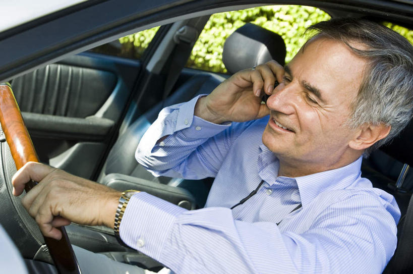 西方人,一个人,坐,笑,打电话,微笑,露齿笑,横图,室外,白天,侧面,机器,仪器,植物,窗户,汽车,电话,手机,欧洲,欧洲人,仅一个男性,仅一个人,仅一个中年男性,握,阴影,服装,环保,光线,影子,防护,拿,听,拿着,注视,休闲装,设备,通讯设备,玻璃窗,车,树,树木,衣服,绿色,阳光,自然,车窗,方向盘,交通工具,轿车,观察,驾驶,看,行驶,休闲,休闲服,握着,服饰,生长,成长,观看,控制,察看,关注,美好,美妙,载具,间隔,美观,雅观,绿篱,生篱,树篱,植篱,交流,男人,男性,中年男性,白种人,沟通,通话,坐着,半身,彩图