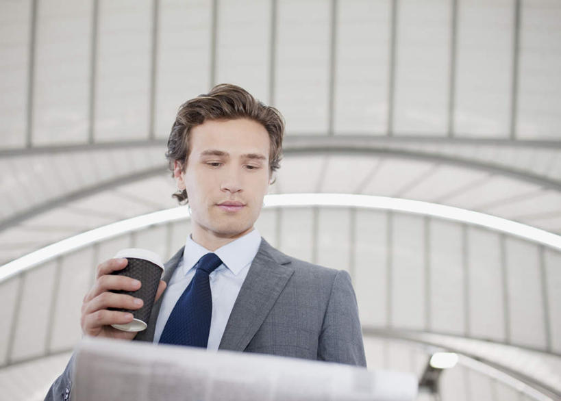 西方人,一个人,商务人士,商务男性,站,笑,微笑,横图,室内,白天,仰视,衬衫,阅读,报纸,杯子,欧洲,欧洲人,仅一个男性,仅一个人,握,学习,套装,朦胧,模糊,瓷器,咖啡杯,陶瓷制品,拿,拿着,注视,仅一个年轻男性,观察,看,站着,浏览,握着,观看,察看,关注,瓷杯,商务装,工薪阶层,男人,男性,年轻男性,白种人,白领,上班族,站立,半身,彩图,低角度拍摄,衬衣