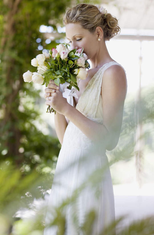 西方人,一个人,新娘,站,竖图,室外,白天,侧面,婚纱,裙子,婚礼,快乐,树林,植物,欧洲,欧洲人,仅一个女性,仅一个人,握,连衣裙,朦胧,模糊,庆祝,盛开,捧花,手捧花,结婚,拿,花蕾,拿着,注视,闻,花,花瓣,花朵,鲜花,树,树木,绿色,自然,花束,花苞,花蕊,观察,看,站着,仅一个中年女性,喜庆,握着,生长,成长,观看,纪念,察看,嗅,关注,婚礼捧花,女人,女性,中年女性,白种人,站立,半身,彩图,婚礼服,礼服,高兴