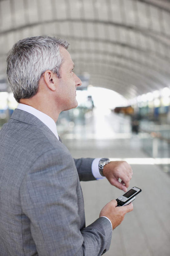 西方人,一个人,商务人士,商务男性,机场,站,打电话,竖图,室内,白天,侧面,衬衫,飞机场,电话,手机,欧洲,欧洲人,仅一个男性,仅一个人,仅一个中年男性,握,套装,时间,时钟,手表,拿,计时,拿着,注视,通讯设备,钟表,观察,看,站着,表,握着,观看,腕表,察看,关注,商务装,工薪阶层,一部,交流,男人,男性,中年男性,白种人,白领,上班族,航空站,空港,钟,沟通,通话,站立,半身,彩图,衬衣