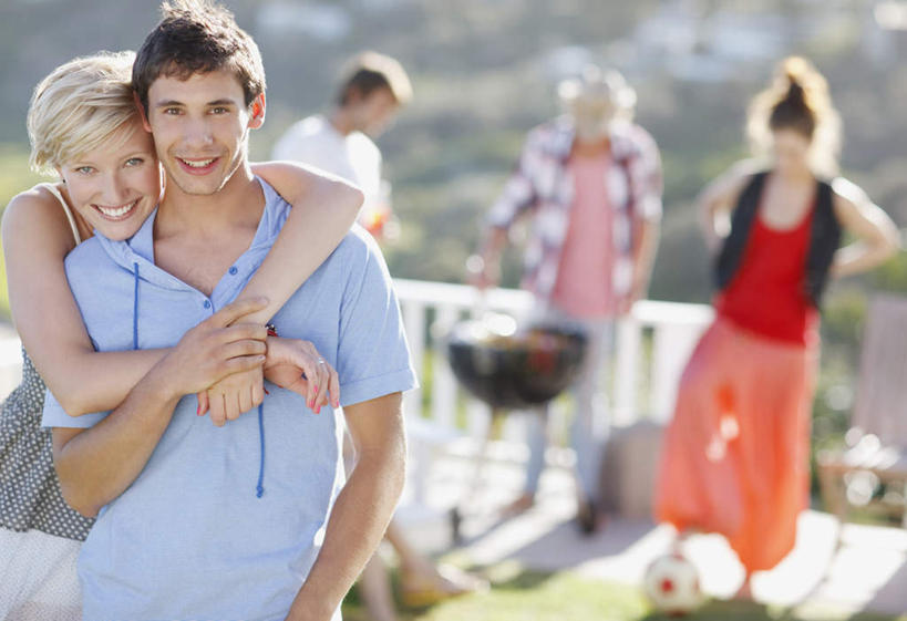 西方人,伙伴,朋友,站,抱,笑,微笑,露齿笑,横图,室外,白天,正面,爱情,烧烤,友谊,草地,草坪,植物,欧洲,欧洲人,五个人,握,阴影,服装,朦胧,模糊,光线,影子,烤架,烤肉,许多人,浪漫,拿,拿着,注视,休闲装,草,树,树木,衣服,绿色,阳光,自然,观察,看,站着,一群人,休闲,温暖,温馨,休闲服,铁架,恩爱,握着,恋人,服饰,生长,成长,抱着,观看,和睦,察看,搂着,关注,友情,男人,男性,年轻男性,年轻女性,女人,女性,白种人,情侣,怀抱,搂,搂抱,相抱,拥抱,站立,半身,彩图,伴侣,融洽