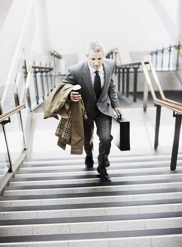 西方人,一个人,商务人士,商务男性,栏杆,走,竖图,俯视,室内,白天,衬衫,楼梯,杯子,欧洲,欧洲人,仅一个男性,仅一个人,仅一个中年男性,握,套装,包,瓷器,扶手,公文包,阶梯,咖啡杯,领带,陶瓷制品,拿,拿着,注视,护栏,台阶,观察,看,握着,公事包,观看,察看,象征,庄重,关注,瓷杯,商务装,身份,工薪阶层,正式,地位,男人,男性,中年男性,白种人,白领,上班族,步行,散步,走路,彩图,高角度拍摄,全身,衬衣