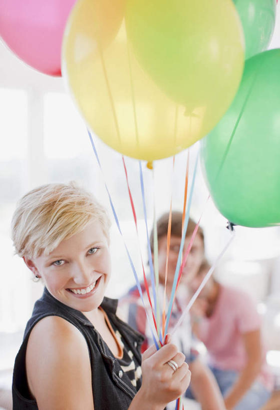 西方人,三个人,伙伴,朋友,客厅,站,坐,笑,微笑,露齿笑,竖图,室内,白天,正面,友谊,窗户,落地窗,沙发,欧洲,欧洲人,握,服装,朦胧,模糊,装饰,丝绸,丝带,塑料,缎带,拿,拿着,注视,休闲装,玻璃窗,绸带,装饰品,衣服,绿色,气球,饰品,手链,首饰,塑料制品,观察,看,站着,休闲,休闲服,橡胶,握着,服饰,手镯,观看,华丽,修饰,点缀,察看,起居室,关注,镯子,布艺沙发,橡胶制品,衬托,美观,雅致,雅观,客堂,友情,男人,男性,年轻男性,年轻女性,女人,女性,白种人,站立,坐着,半身,彩图