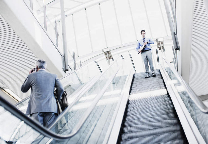 西方人,两个人,同事,商务人士,商务男性,站,打电话,横图,室内,白天,仰视,衬衫,成功,合作,团队,集体,信心,电梯,电话,手机,欧洲,欧洲人,握,套装,朦胧,模糊,包,材料,档案,公文包,文件,纸,电动扶梯,自动扶梯,运输工具,拿,拿着,注视,通讯设备,队伍,手稿,资料,低头,观察,看,站着,握着,公事包,观看,证明,察看,领导,成就,关注,文档,商务装,合伙,领袖,工薪阶层,交流,男人,男性,年轻男性,中年男性,白种人,白领,上班族,沟通,通话,站立,半身,彩图,低角度拍摄,衬衣,扶手电梯,升降设备,运输带,自动行人电梯,电扶梯