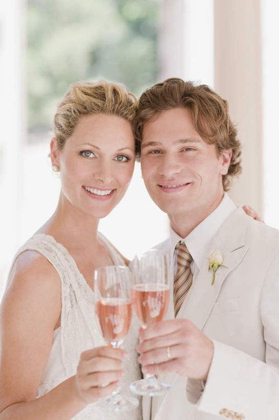 葡萄酒,西方人,两个人,家庭,夫妻,新娘,新郎,站,笑,微笑,露齿笑,竖图,室外,白天,正面,婚纱,衬衫,裙子,西装,爱情,婚礼,奢侈,快乐,植物,杯子,欧洲,欧洲人,握,连衣裙,套装,正装,朦胧,模糊,庆祝,高脚杯,领带,结婚,浪漫,拿,拿着,注视,职业装,玻璃制品,酒,树,树木,饮料,绿色,自然,酒杯,香槟,干杯,观察,看,碰杯,站着,温暖,温馨,喜庆,一家人,恩爱,交际,友好,诱惑,握着,恋人,生长,成长,观看,纪念,庆贺,和睦,察看,关注,礼仪,敬酒,香槟杯,劝酒,气泡酒,起泡酒,汽酒,男人,男性,年轻男性,年轻女性,女人,女性,白种人,年轻人,夫妇,情侣,玻璃杯,站立,半身,彩图,衬衣,婚礼服,礼服,高兴,欢笑,伴侣,融洽