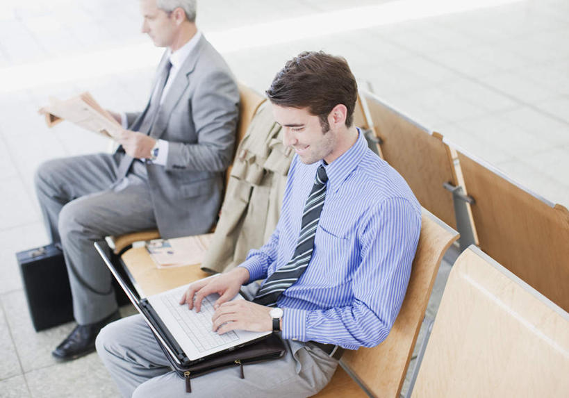 西方人,两个人,同事,商务人士,商务男性,机场,坐,横图,俯视,室内,白天,衬衫,阅读,成功,合作,团队,集体,信心,电脑,笔记本电脑,飞机场,报纸,欧洲,欧洲人,敲打,握,学习,套装,朦胧,模糊,时间,网络,时钟,手表,拿,计时,拿着,注视,输入,通讯设备,队伍,钟表,打字,观察,看,表,浏览,握着,观看,点击,敲击,腕表,察看,无线,领导,成就,关注,通信设备,商务装,无线网络,合伙,领袖,无线上网,便携式电脑,工薪阶层,按键,手提电脑,男人,男性,年轻男性,中年男性,白种人,白领,上班族,航空站,空港,钟,坐着,半身,彩图,高角度拍摄,衬衣