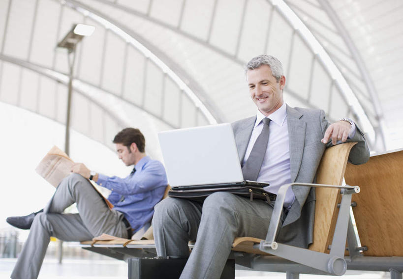 西方人,两个人,同事,商务人士,商务男性,机场,坐,笑,微笑,露齿笑,横图,室内,白天,仰视,衬衫,阅读,成功,合作,团队,集体,信心,电脑,笔记本电脑,飞机场,报纸,欧洲,欧洲人,握,学习,套装,朦胧,模糊,网络,二郎腿,拿,拿着,注视,通讯设备,队伍,观察,看,浏览,握着,观看,察看,无线,领导,成就,关注,通信设备,商务装,无线网络,合伙,领袖,无线上网,便携式电脑,工薪阶层,手提电脑,男人,男性,年轻男性,中年男性,白种人,白领,上班族,航空站,空港,坐着,半身,彩图,低角度拍摄,衬衣