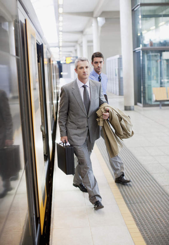 西方人,两个人,同事,商务人士,商务男性,走,竖图,室内,白天,正面,衬衫,成功,合作,团队,集体,信心,地铁,车站,欧洲,欧洲人,握,套装,朦胧,模糊,包,公文包,站台,轨道交通,拿,拿着,注视,队伍,月台,观察,看,握着,公事包,观看,察看,领导,成就,关注,商务装,合伙,领袖,工薪阶层,男人,男性,年轻男性,中年男性,白种人,白领,上班族,步行,散步,走路,彩图,全身,衬衣,地铁机动车,地下铁,轻轨