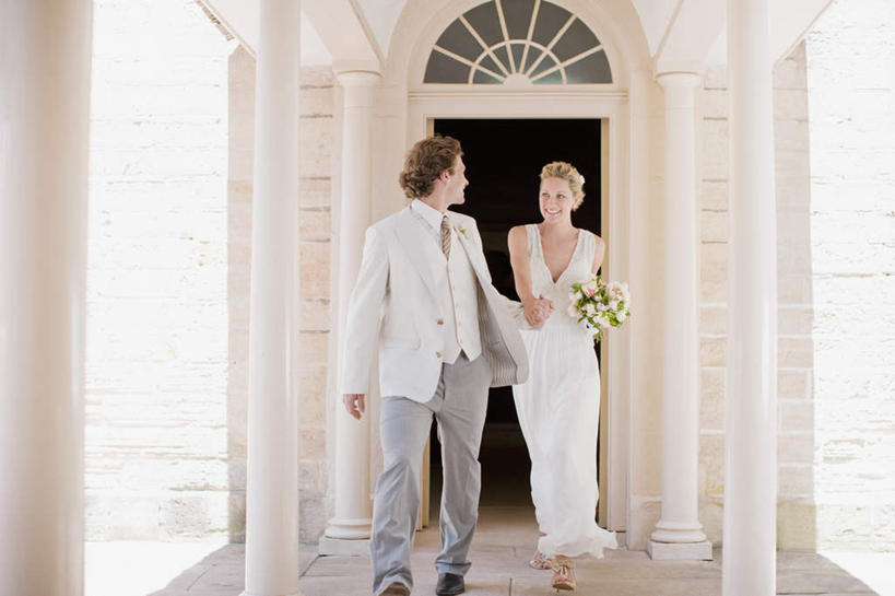 西方人,两个人,家庭,夫妻,新娘,新郎,家,走,握手,笑,微笑,露齿笑,横图,室外,白天,正面,婚纱,衬衫,裙子,西装,爱情,婚礼,快乐,欧洲,欧洲人,握,连衣裙,套装,正装,朦胧,模糊,庆祝,盛开,捧花,手捧花,房屋,屋子,公寓,领带,结婚,浪漫,拿,花蕾,拿着,扭头,注视,职业装,洋房,楼房,住宅,花,花瓣,花朵,鲜花,花束,花苞,花蕊,观察,看,转头,温暖,温馨,喜庆,一家人,恩爱,握着,恋人,观看,纪念,和睦,察看,关注,婚礼捧花,男人,男性,年轻男性,年轻女性,女人,女性,白种人,年轻人,夫妇,情侣,步行,搀手,拉手,散步,手拉手,手握手,走路,彩图,全身,衬衣,婚礼服,礼服,高兴,房子,伴侣,融洽