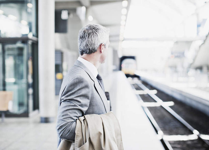 西方人,一个人,商务人士,商务男性,站,横图,室内,白天,侧面,衬衫,路,铁路,车站,照明,欧洲,欧洲人,仅一个男性,仅一个人,仅一个中年男性,套装,朦胧,模糊,灯光,轨道,站台,交通,铁轨,扭头,注视,顶灯,月台,灯,灯具,观察,看,站着,转头,运输,观看,照亮,察看,照明设备,关注,商务装,工薪阶层,男人,男性,中年男性,白种人,白领,上班族,站立,半身,彩图,衬衣