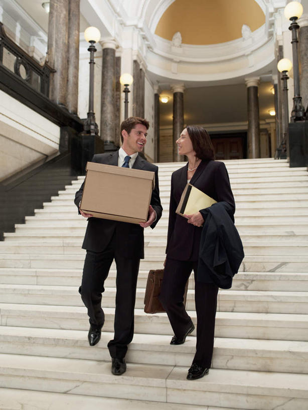 西方人,两个人,同事,商务人士,律师,商务男性,商务女性,栏杆,走,捧,说,竖图,室内,白天,正面,衬衫,讨论,成功,合作,团队,集体,信心,楼梯,照明,欧洲,欧洲人,阴影,套装,反射,包,包装,材料,档案,扶手,公文包,文件,影子,纸箱,阶梯,法院,灯光,拎,注视,队伍,护栏,吊灯,相视,台阶,灯,容器,箱子,资料,灯具,观察,看,面对面,公事包,观看,对视,照亮,察看,法庭,领导,互视,照明设备,成就,关注,文档,纸板箱,相对,商务装,合伙,领袖,工薪阶层,包装箱,相看,交流,男人,男性,女人,女性,中年男性,中年女性,白种人,白领,法律家,法学家,上班族,步行,端,端着,沟通,讲话,交谈,捧着,商讨,手捧,说话,谈话,走路,彩图,全身,衬衣,拎着