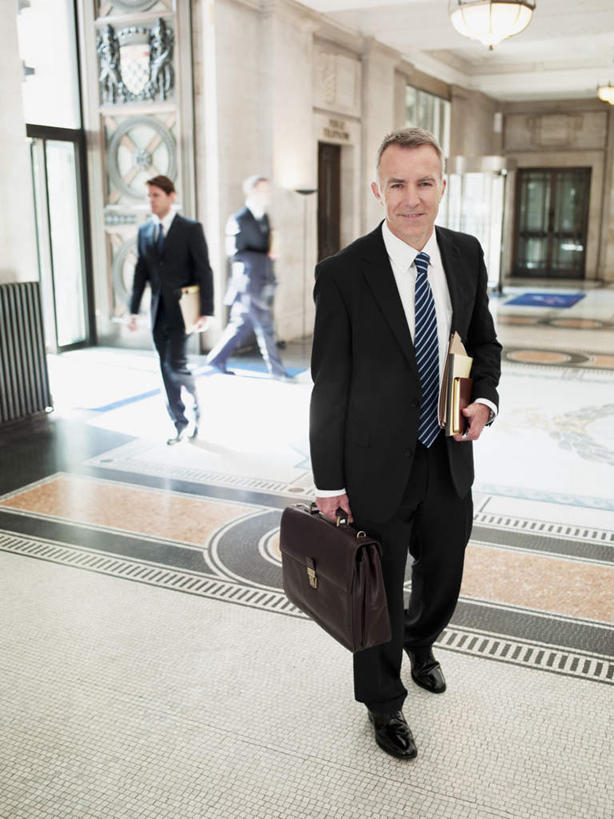 西方人,三个人,同事,商务人士,律师,商务男性,走,竖图,室内,白天,正面,衬衫,成功,合作,团队,集体,信心,窗户,欧洲,欧洲人,阴影,套装,反射,包,材料,瓷砖,档案,地砖,公文包,文件,影子,墙,法院,地面,拎,注视,大厅,队伍,玻璃窗,墙壁,墙面,资料,观察,看,公事包,观看,察看,法庭,领导,成就,关注,文档,商务装,合伙,领袖,工薪阶层,男人,男性,中年男性,白种人,白领,法律家,法学家,上班族,步行,走路,半身,彩图,衬衣,拎着