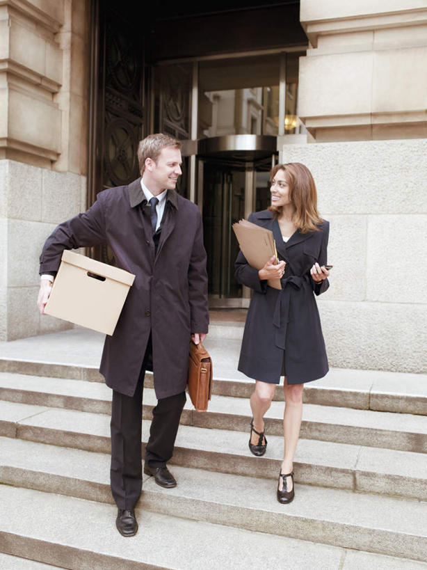 西方人,两个人,同事,商务人士,律师,商务男性,商务女性,走,说,竖图,室外,白天,正面,衬衫,讨论,成功,合作,团队,集体,信心,楼梯,门,欧洲,欧洲人,握,阴影,套装,光线,包,包装,材料,档案,公文包,文件,影子,纸箱,阶梯,墙,法院,拎,注视,队伍,相视,墙壁,墙面,台阶,阳光,容器,箱子,资料,门框,观察,看,面对面,握着,公事包,观看,对视,察看,法庭,领导,互视,成就,关注,文档,纸板箱,相对,商务装,合伙,领袖,工薪阶层,包装箱,相看,交流,男人,男性,女人,女性,中年男性,中年女性,白种人,白领,法律家,法学家,上班族,步行,沟通,讲话,交谈,商讨,说话,谈话,走路,彩图,全身,衬衣,拎着