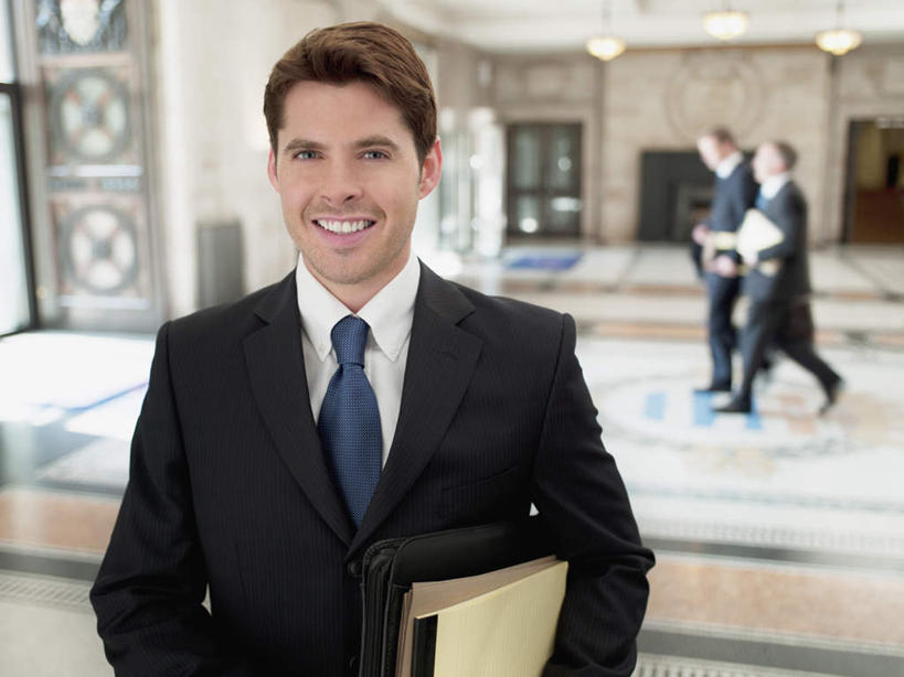 西方人,三个人,同事,商务人士,律师,商务男性,站,走,笑,微笑,露齿笑,横图,室内,白天,正面,衬衫,成功,合作,团队,集体,信心,窗户,欧洲,欧洲人,阴影,套装,朦胧,模糊,反射,包,材料,瓷砖,档案,地砖,公文包,文件,影子,墙,法院,地面,注视,大厅,队伍,玻璃窗,墙壁,墙面,资料,观察,看,站着,公事包,观看,察看,法庭,领导,成就,关注,文档,商务装,合伙,领袖,工薪阶层,男人,男性,中年男性,白种人,白领,法律家,法学家,上班族,步行,站立,走路,半身,彩图,衬衣