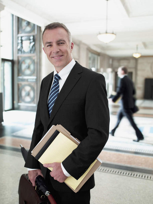 西方人,两个人,同事,商务人士,律师,商务男性,站,走,笑,微笑,露齿笑,竖图,室内,白天,正面,衬衫,成功,合作,团队,集体,信心,窗户,欧洲,欧洲人,阴影,套装,朦胧,模糊,反射,包,材料,瓷砖,档案,地砖,公文包,文件,影子,墙,法院,地面,拎,注视,大厅,队伍,玻璃窗,墙壁,墙面,资料,观察,看,站着,公事包,观看,察看,法庭,领导,成就,关注,文档,商务装,合伙,领袖,工薪阶层,男人,男性,中年男性,白种人,白领,法律家,法学家,上班族,步行,站立,走路,半身,彩图,衬衣,拎着