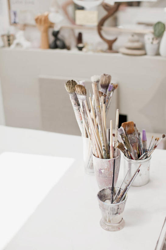 无人,竖图,俯视,室内,特写,白天,集体,桌子,静物,笔筒,许多,阴影,朦胧,模糊,反射,笔,影子,办公用品,很多,利益,书桌,文具,画笔,课桌,容器,学习用品,团体,器皿,奋斗,储藏,文具用品,愿望,组织,工作室,储存,努力,理想,插笔器具,文房用具,彩图,高角度拍摄,美术工作室,贮存