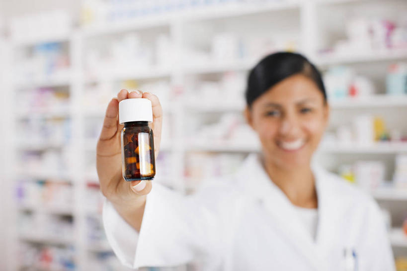 一个人,药剂师,商店,站,举,笑,微笑,露齿笑,横图,室内,白天,正面,工作服,制服,实验,仪器,亚洲,仅一个年轻女性,仅一个女性,仅一个人,一排,许多,握,阴影,朦胧,模糊,研究,整齐,透明,反射,分析,化学,测试,试剂瓶,影子,纸盒,置物架,注视,商铺,架子,玻璃制品,盒子,排列,白色,包装盒,玻璃瓶,瓶子,药店,观察,看,托,站着,器皿,握着,药房,观看,察看,队列,关注,陈列架,计量,玻璃仪器,试验耗材,实验用品,市肆,商号,工作制服,搁架,年轻女性,女人,女性,亚洲人,印度人,配药师,举起,举手,举着,向上举,向上伸,向上托,站立,半身,彩图,工作套服,店铺