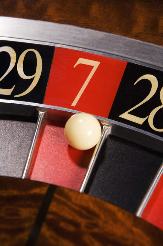 无人,竖图,俯视,室内,特写,白天,游戏,赌博,贪欲,竞争,静物,阴影,反射,标志,数字,文字,影子,字符,玩,娱乐,标识,刺激,休闲,赌场,阿拉伯数字,活动,轮盘,发泄,消遣,智力,赌具,博彩,投机,侥幸,欲望,宣泄,轮盘赌,玩耍,嬉戏,彩图,高角度拍摄,胜负,输赢,娱乐场