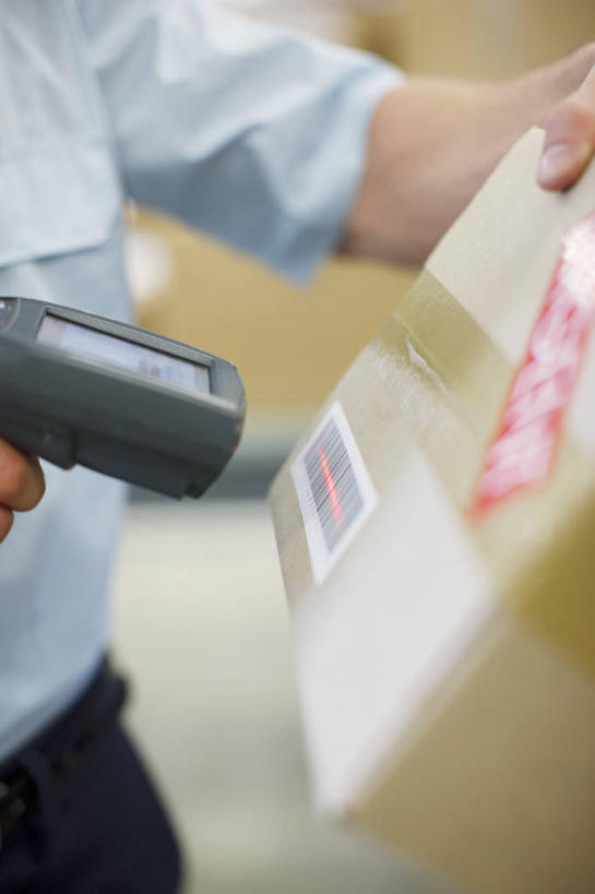 西方人,手,一个人,竖图,室内,特写,白天,正面,衬衫,电子,欧洲,欧洲人,仅一个男性,仅一个人,握,阴影,朦胧,模糊,反射,分析,信息,包装,标签,符号,数字,影子,纸箱,标识,仅一个年轻男性,一个,容器,箱子,手部,握着,单个,单手,扫描,条形码,纸板箱,编码,条码,包装箱,条形码扫描器,条形码阅读器,男人,男性,年轻男性,白种人,半身,彩图,衬衣,商业