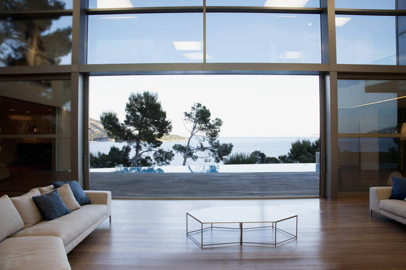 无人,体育馆,游泳池,家,客厅,横图,室内,白天,正面,海浪,海洋,水,植物,别墅,窗户,地板,家具,靠垫,落地窗,沙发,装修,桌子,建筑,欧式,阴影,装饰,光线,木制,影子,房屋,屋子,浪花,水池,水面,公寓,靠枕,地面,豪华,茶几,建设,现代,泳池,装潢,洋房,楼房,木地板,玻璃窗,住宅,树,树木,蓝色,绿色,蓝天,天空,阳光,自然,海水,木制品,垫子,室内装潢,枕头,天,生长,晴朗,成长,样板房,明亮,游泳馆,起居室,舒适,家居装潢,房屋设计,地中海风格,古典风格,简约风格,海景,布艺沙发,室内设计,宽敞,万里无云,样板房装潢,客堂,设计,大海,风浪,海,海水的波动,近岸浪,涌浪,晴空,晴空万里,彩图,房子