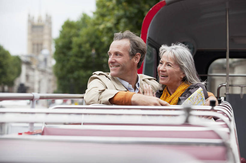 西方人,中年人,两个人,家庭,夫妻,坐,抱,笑,微笑,露齿笑,横图,室外,白天,正面,爱情,树林,植物,道路,公共汽车,地图,欧洲,欧洲人,握,服装,朦胧,模糊,信息,巴士,公交车,交通,浪漫,拿,拿着,注视,休闲装,方向,双层巴士,车,树,树木,衣服,绿色,天空,自然,交通工具,天,观察,看,休闲,温暖,温馨,一家人,休闲服,恩爱,握着,恋人,服饰,生长,成长,抱着,观看,引导,指引,和睦,察看,搂着,关注,载具,双层公共汽车,观光巴士,男人,男性,女人,女性,中年男性,中年女性,白种人,夫妇,情侣,怀抱,搂,搂抱,相抱,拥抱,坐着,半身,彩图,伴侣,融洽,导航