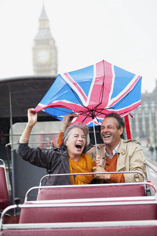 西方人,中年人,两个人,家庭,夫妻,坐,投,笑,微笑,露齿笑,竖图,室外,白天,正面,爱情,旅游,度假,名胜古迹,标志建筑,地标,建筑,公共汽车,英国,欧洲,伦敦,欧洲人,握,服装,遗迹,时间,伞,时钟,雨伞,遮阳伞,钟楼,巴士,公交车,首都,浪漫,拿,计时,拿着,注视,休闲装,古迹,文物,娱乐,阳伞,建设,古建筑,大本钟,大笨钟,双层巴士,车,衣服,天空,钟表,交通工具,天,观察,看,享受,休闲,温暖,温馨,一家人,休闲服,表,旅游胜地,恩爱,放松,握着,恋人,服饰,观看,和睦,察看,太阳伞,西欧,关注,载具,大不列颠,古文明,大不列颠及北爱尔兰联合王国,塔钟,大不列颠联合王国,日不落英帝国,双层公共汽车,雾都,观光巴士,威斯敏斯特宫报时钟,伊丽莎白塔,男人,男性,女人,女性,中年男性,中年女性,白种人,夫妇,情侣,钟,抛,扔,撒,掷,坐着,半身,彩图,伴侣,融洽